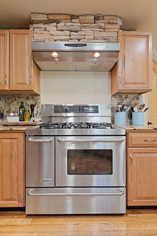 536 Rogue Air Drive, Shady Cove, OR 97539