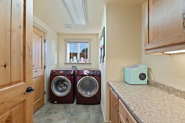 536 Rogue Air Drive, Shady Cove, OR 97539