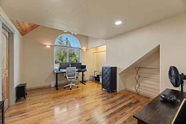 536 Rogue Air Drive, Shady Cove, OR 97539