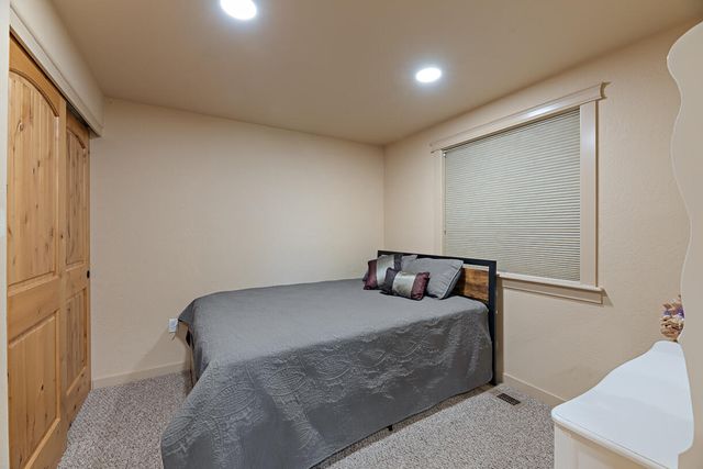 536 Rogue Air Drive, Shady Cove, OR 97539