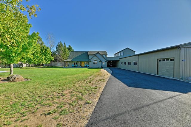 536 Rogue Air Drive, Shady Cove, OR 97539