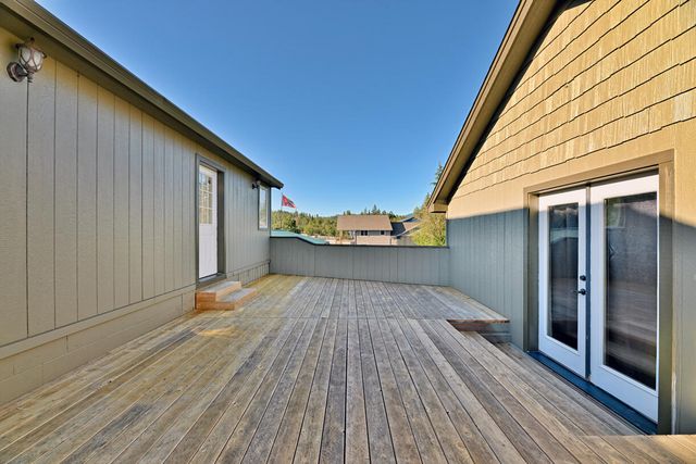 536 Rogue Air Drive, Shady Cove, OR 97539