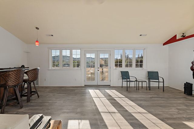 536 Rogue Air Drive, Shady Cove, OR 97539