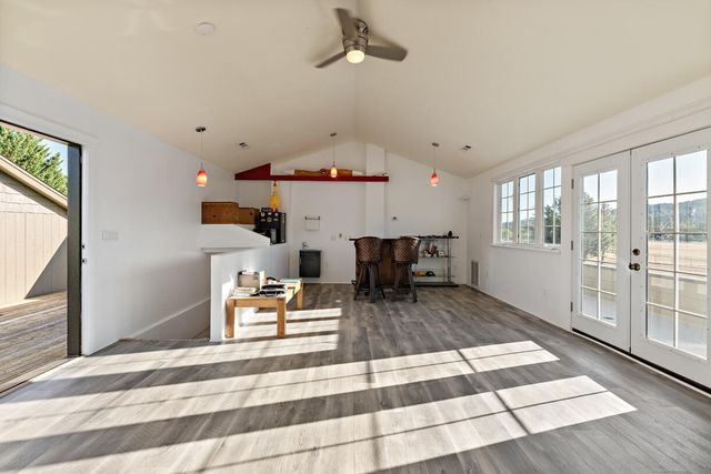 536 Rogue Air Drive, Shady Cove, OR 97539