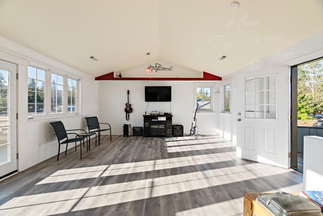 536 Rogue Air Drive, Shady Cove, OR 97539