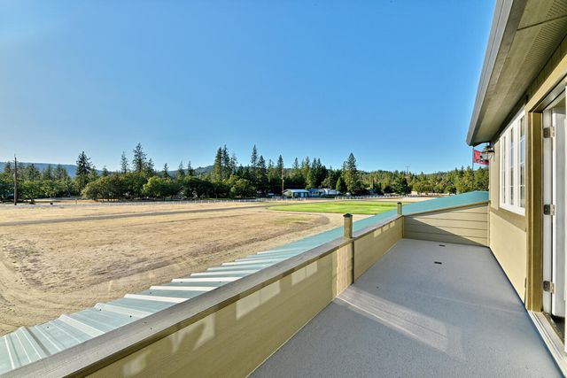 536 Rogue Air Drive, Shady Cove, OR 97539