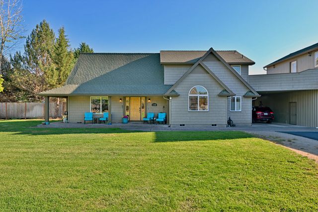 536 Rogue Air Drive, Shady Cove, OR 97539