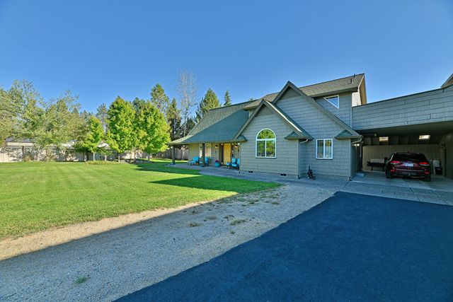 536 Rogue Air Drive, Shady Cove, OR 97539