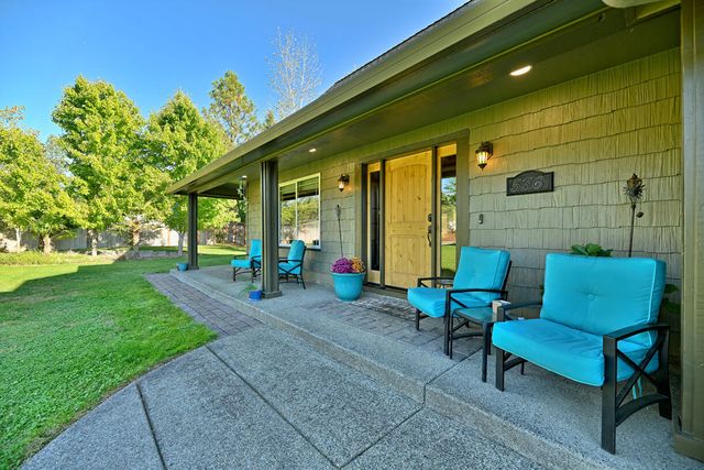 536 Rogue Air Drive, Shady Cove, OR 97539