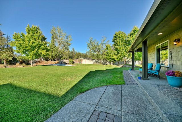 536 Rogue Air Drive, Shady Cove, OR 97539