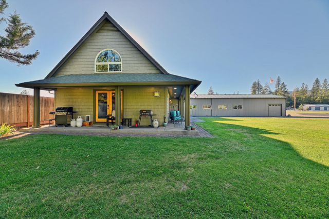 536 Rogue Air Drive, Shady Cove, OR 97539