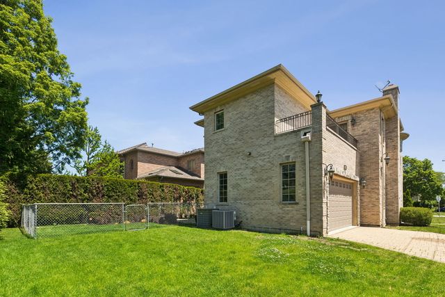 7000 N Kilpatrick Avenue, Lincolnwood, IL 60712