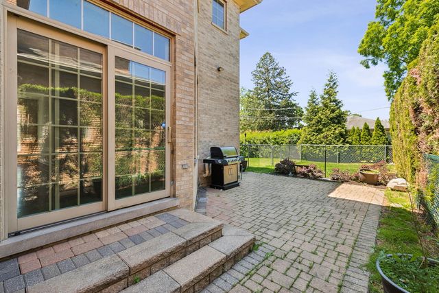 7000 N Kilpatrick Avenue, Lincolnwood, IL 60712