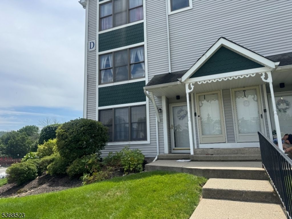 32 Heritage Ln, Hamburg Boro, NJ 07419
