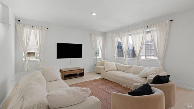 2350 Sheldon Dr, Fairfield, CA 94533