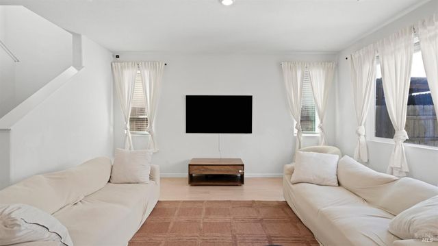 2350 Sheldon Dr, Fairfield, CA 94533