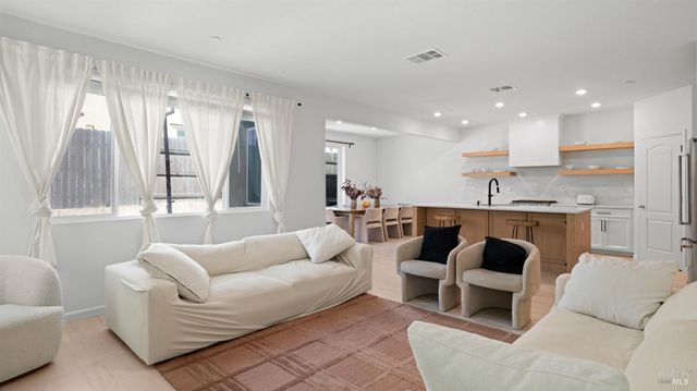 2350 Sheldon Dr, Fairfield, CA 94533