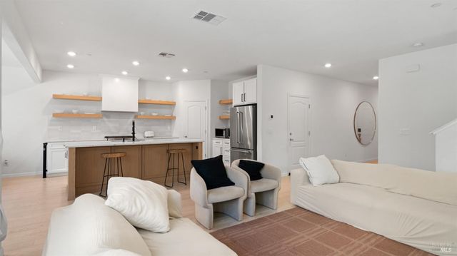 2350 Sheldon Dr, Fairfield, CA 94533