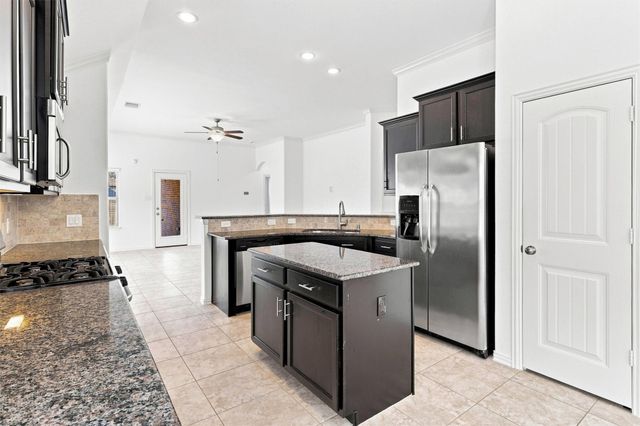 637 Maple Point Drive E, Conroe, TX 77301