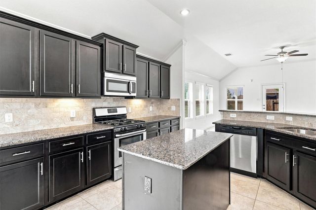 637 Maple Point Drive E, Conroe, TX 77301