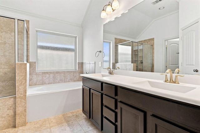 637 Maple Point Drive E, Conroe, TX 77301