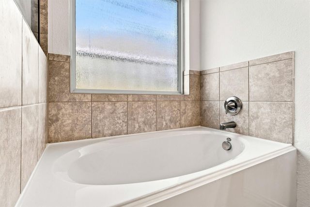 637 Maple Point Drive E, Conroe, TX 77301