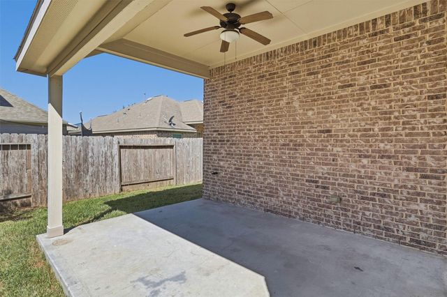 637 Maple Point Drive E, Conroe, TX 77301