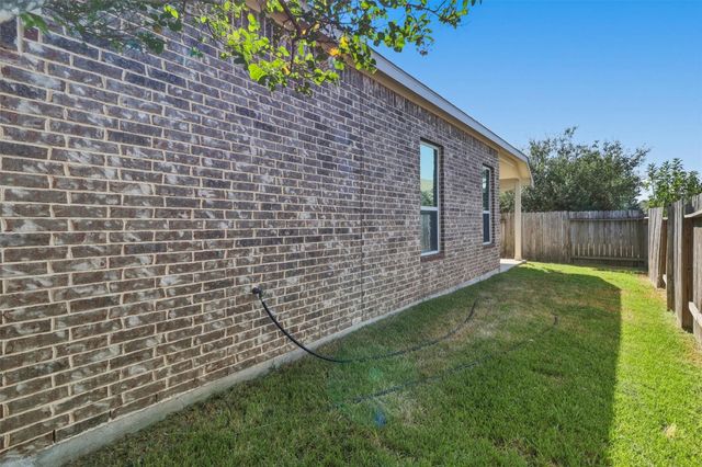 637 Maple Point Drive E, Conroe, TX 77301