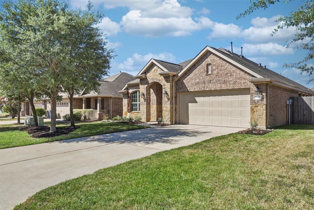 637 Maple Point Drive E, Conroe, TX 77301