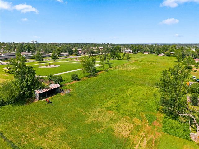 W Pine Street, Rogers, AR 72758