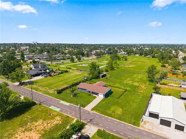 W Pine Street, Rogers, AR 72758