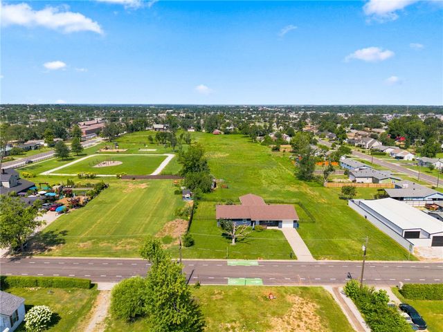 W Pine Street, Rogers, AR 72758