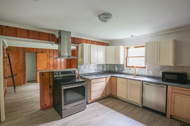 100 Mills St, Arp, TX 75750