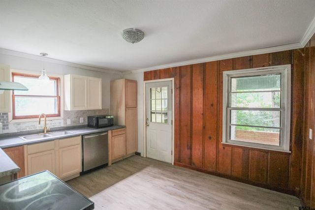 100 Mills St, Arp, TX 75750