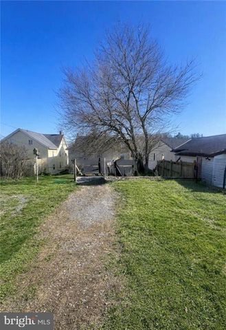 110 CHESTNUT ST, Slatington, PA 18080