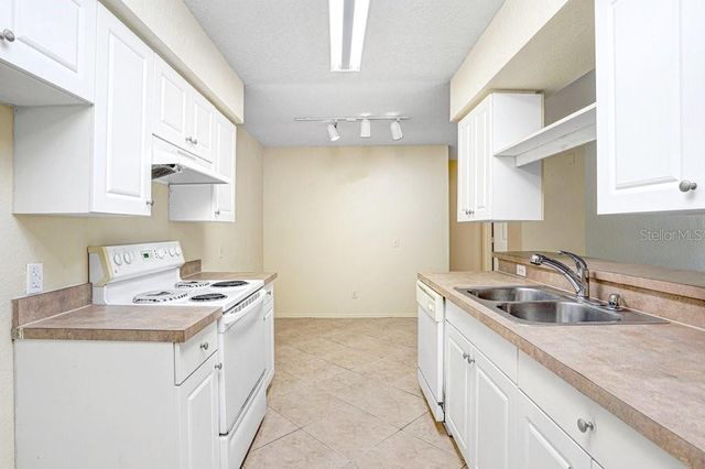 5924 BRICKLEBERRY LANE 102, Zephyrhills, FL 33541