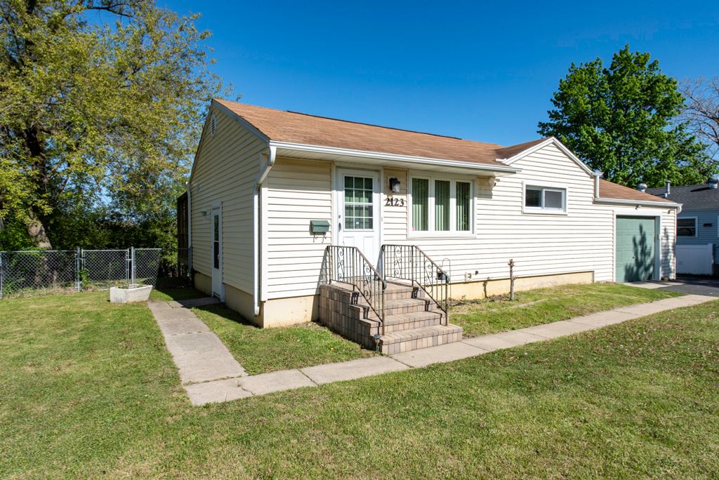 Image 2 of property listing at 2123 N McAree Road, Waukegan, IL 60087