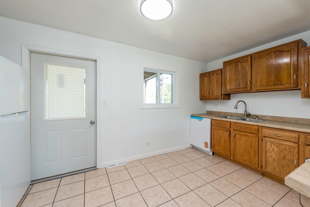 Image 11 of property listing at 2123 N McAree Road, Waukegan, IL 60087