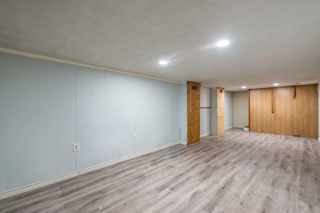 Image 19 of property listing at 2123 N McAree Road, Waukegan, IL 60087