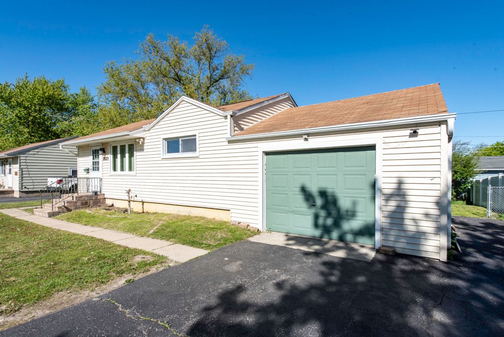 Image 3 of property listing at 2123 N McAree Road, Waukegan, IL 60087