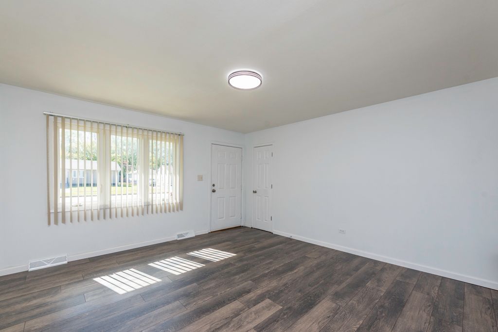 Image 4 of property listing at 2123 N McAree Road, Waukegan, IL 60087
