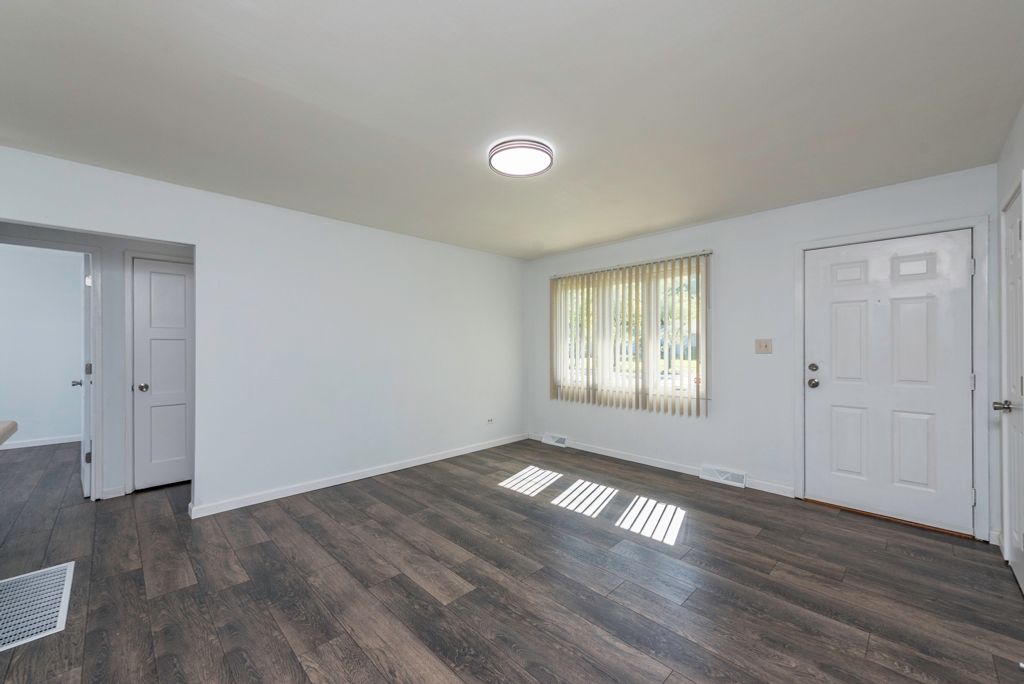 Image 5 of property listing at 2123 N McAree Road, Waukegan, IL 60087
