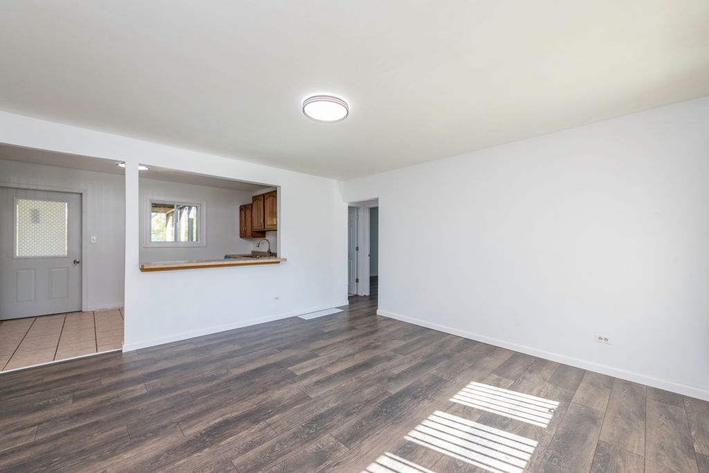 Image 7 of property listing at 2123 N McAree Road, Waukegan, IL 60087