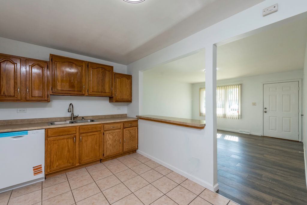 Image 10 of property listing at 2123 N McAree Road, Waukegan, IL 60087