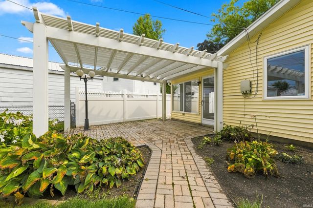 1523 Melbourne Drive, New Haven, IN 46774