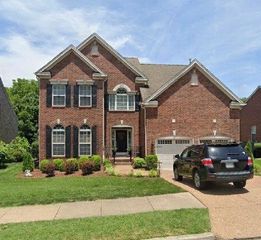 7176 Holt Run Dr, Nashville, TN 37211