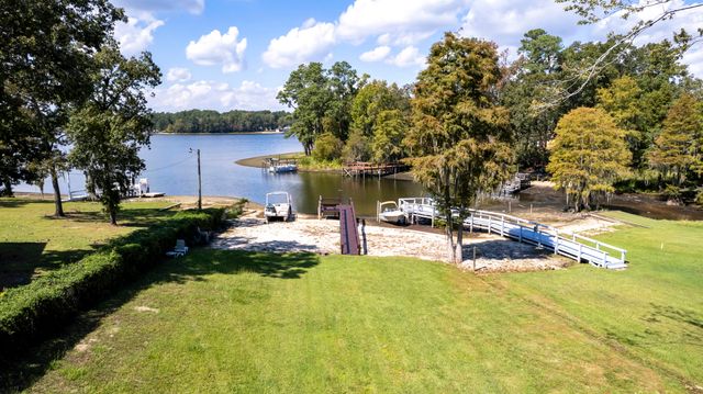1226 Lesesne Drive, Manning, SC 29102