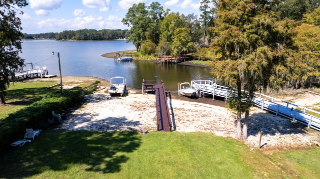 1226 Lesesne Drive, Manning, SC 29102