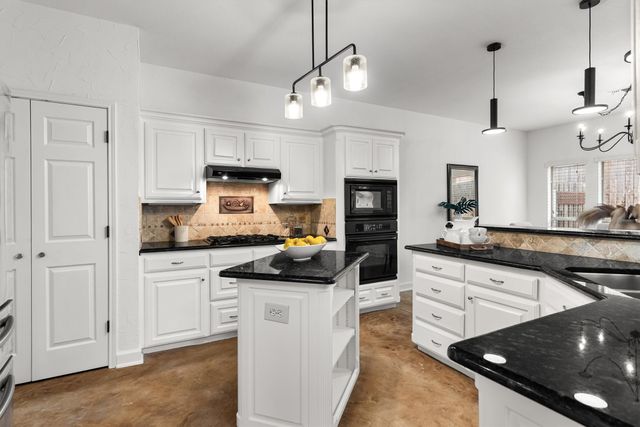 1252 Royal Crescent Drive, Bedford, TX 76021