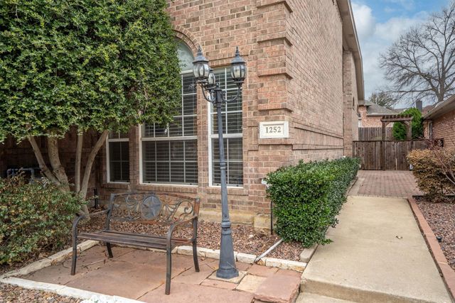 1252 Royal Crescent Drive, Bedford, TX 76021